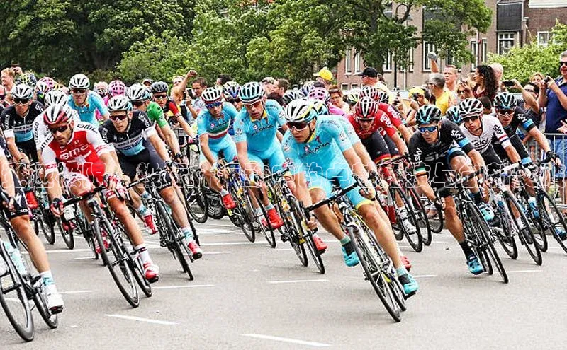 竞速极限：投标杆运动中的卓越竞技与创新突破